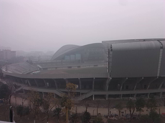 被大雾吞噬的雅安体育馆